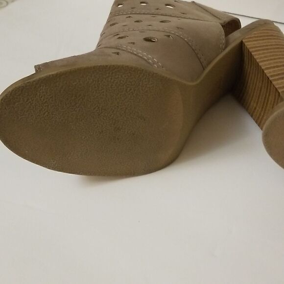 New Direction (Hayden) taupe colored heeled sandals. Size 9. - Picture 6 of 6